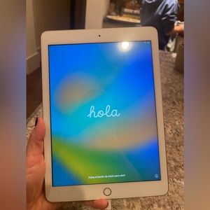 Restored Apple iPad 5th Gen 32GB Wi-Fi, 9.7in - Rose Gold (Refurbished)